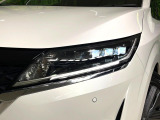 【LEDヘッドライト】悪天候や夜間走行時も良好な視界を確保し安心して運転できる高輝度LEDヘッドライトを装備!点灯速度が早く、消費電力も抑えられています。