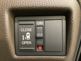 左側電動スライドドアは運転席からでも操作ができるように、ハンドル付近に開閉の操作スイッチが付いています。