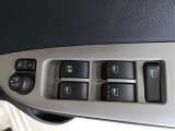 パワーウィンドウスイッチで運転席から全席の窓の開閉ができます。