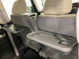 運転席・助手席の背もたれには、2列目シート用にカップホルダー付きの「格納式のシートバックテーブル」を装備しています。休憩時のちょっとした時間などカップを置いたり、小物置きに使えて便利です。