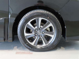 純正のアルミホイール装着車です。タイヤサイズは205/60R16です。