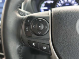 ステアリングスイッチ付き。前方から目を離すことなく操作することが可能です。