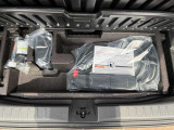 トランクルームのフタを開けると付属の車載工具や充電ケーブルがございます(^^) 必要に応じて買い足していただくことも可能です!
