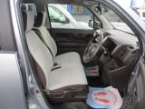女性の方ももちろんですが、運転席側、助手席側の足元スペースが広いので男性の方が運転しても窮屈になりにくいですよ!