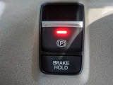 オートホールドは、ブレーキペダルから足を離しても車を停止状態に保つ機能で、運転の負担を軽減してくれますよ♪