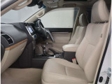 高いホールド性で運転姿勢が安定します。長距離ドライブでも疲れにくいのが魅力です。快適なドライビングライフをお送りください♪
