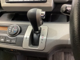 CVT車のセレクトレバーです。低速から高速まで、変速ショックのないスムーズな走りを実現するとともに、エンジン効率のよい領域を維持することで燃費にも貢献します。