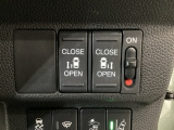 【両側パワースライドドア】両側がパワースライドドアになっており、運転席のスイッチやスマートキーでも開閉が可能です!開口部も広いので乗り降りも楽々♪