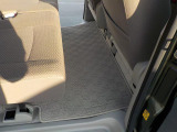 リヤシート/足もとには純正絨毯マットが装着
