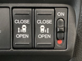 【両側パワースライドドア】両側がパワースライドドアになっており、運転席のスイッチやスマートキーでも開閉が可能です!開口部も広いので乗り降りも楽々♪