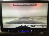 【バックカメラ】運転が苦手な方も車庫入れラクラクです!ギアをリバースに入れれば自動的に切り換わりますので、面倒な操作は不要です♪狭い駐車場もお車を傷つけず安心ですね!