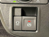 指先だけで簡単に操作が可能な電動パーキングブレーキを採用。「HOLD」スイッチを押すと、渋滞や信号待ちなどでブレーキペダルから足を離しても、ブレーキを保持するので安心です