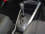 操作が楽なフロアシフトです、レバー式パーキングブレーキで足元インパネ周りもすっきりしています。