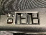 ハンドルの右側に電動格納付きパワーミラーの操作スイッチがついています。左右のサイドミラーの角度調節も微調整ができて便利です。パワーウインドウは運転席でドア4枚とも上下の操作ができるようになっています。