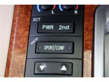 車高調整機能【エアサスペンション】を装備。ダイヤル操作で「コンフォート/スポーツ」が選択できます。PWRモードや、2ndモードも装備。状況に応じてモードが切替えられます。