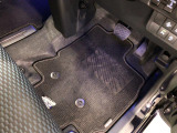 嬉しい純正フロアマット付き♪ 状態も良好です(^^♪