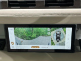サラウンドカメラ(360&deg;カメラ) 車載のカメラを駆使し、車を真上から見下ろしている映像に変換、センターディスプレイに表示させ、安全な駐車をサポート。縦列駐車や狭い場所への駐車に大きく役立ちます。