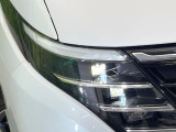 【LEDヘッドライト】悪天候や夜間走行時も良好な視界を確保し安心して運転できる高輝度LEDヘッドライトを装備!点灯速度が早く、消費電力も抑えられています。
