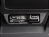 高速道路の利用に便利なETCも装備しております!オプションのビルトインカバーで運転席右側にすっきりと装備されており、カードの抜き差しもしやすいです!!