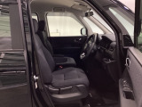 ウォークスルーが出来るセパレートシートの運転席は、シートハイトアジャスターが付いています。