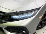 【LEDヘッドライト】悪天候や夜間走行時も良好な視界を確保し安心して運転できる高輝度LEDヘッドライトを装備!点灯速度が早く、消費電力も抑えられています。