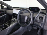 落ち着いた色合いで統一された室内。居心地の良い運転席がロングドライブをサポート。