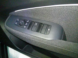 ドアミラーはドアの施錠で自動格納致します。運転席オート機能付き全席パワーウィンドウとなっております。