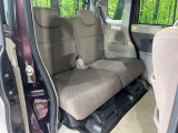 後部座席も気になるようなキズ・汚れやへたり等、大きなダメージはなく、良好な状態です。