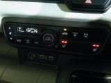オートエアコンタイプなので細かい操作なしで快適温度に調整してくれます。シートヒーター付きで、冷えた車内でもスイッチを押せば数秒で座面と背もたれがあたたかくなります。
