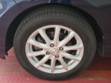 アルミホイール付!鉄ホイールと違って軽いので燃費にも影響してきます。ガソリンの高騰に少しは貢献します!足元がきまります。