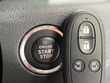 【キーレススタートシステム】カバンやポケットに入れたままでもドアの施錠・解錠が可能なスマートキーを装備。エンジンのオン・オフ時もカギを取り出す必要が無いからとっても便利です♪