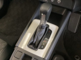 CVT車のセレクトレバーです。低速から高速まで、変速ショックのないスムーズな走りを実現するとともに、エンジン効率のよい領域を維持することで燃費にも貢献します。