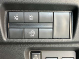 安全装備に関するボタンやスライドドアスイッチなどが運転席周りにまとめて設置されています