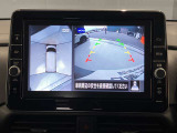 前後左右4つのカメラで、上から見たような映像をお届け、駐車時も安心、アラウンドビューモニター付(肉眼では確認し辛い左前の映像に切り替えることも可能です)。