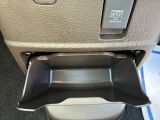 足元には便利なセンターロアボックスを設置。車内を整理しやすく、使い勝手の良さが魅力です。