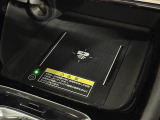 【ワイヤレス充電器】対応している端末であれば、このアタッチメントの上にスマホを置くだけで充電が可能。ケーブルを車内に常備しておく必要もありません。