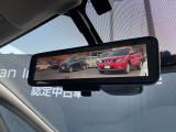【インテリジェントルームミラー】車両後方のカメラ映像をミラー面に映し出すので、同乗者や積荷などの車内状況や天候などに影響されずいつでもクリアな後方視界が得られます。
