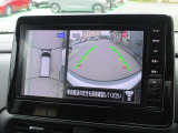 自車を真上から見下ろすように映し出すので周囲の状況が分かるアラウンドビューモニター搭載。フロントカメラとしても使用できます。車庫入れなど苦手な人の頼りになる助っ人です。