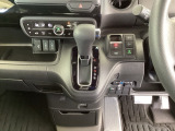 足元スッキリ、インパネシフトです。パーキングブレーキは電子制御パーキングブレーキタイプなので、運転席と助手席の間がスッキリしています。