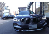 BMWの代名詞の【キドニーグリル】グリルが腎臓のように見えるので【キドニー】と呼ばれるようになりました。一目見ただけでBMWであると認識できる確固たるアイコンとして存在感を放ちます。