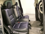 2列目シートは背もたれの角度調節ができるベンチシートになっております。長距離運転になってもゆったりとできるように、カップホルダー付きアームレストがついてます。