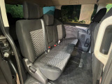 後部座席も気になるようなキズ・汚れやへたり等、大きなダメージはなく、良好な状態です。