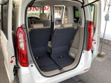 リアシートを倒さなくても、ラゲッジスペースは十分あります。