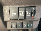 両側電動スライドドアは運転席から操作ができるよう、操作スイッチが付いています。Hondaセンシング用のVSA(ABS+TCS+横滑り抑制)解除と路外逸脱抑制機能のオンオフスイッチなどがあります。