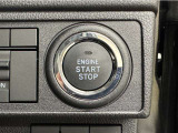 エンジンスタートボタンです。キーが車内にあれば、エンジンの始動・停止はブレーキを踏んでスイッチを押すだけ!キーを取り出す手間を省き、ワンプッシュでエンジンを操作するので簡単でスムーズです。