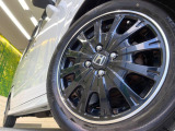 【純正15インチアルミホイール】外観にマッチした純正アルミホイールを装着しております。各種社外アルミホイールや、スタッドレスタイヤも取扱いしております。是非ご相談ください♪