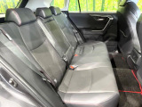 後部座席も気になるようなキズ・汚れやへたり等、大きなダメージはなく、良好な状態です。