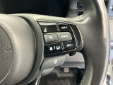 アクセルから足を離しても設定したスピードを保ち走行し、高速道路での疲労軽減に役立つクルーズコントロール、暖房が効くまでの間に手のひらをじんわり暖めてくれるステアリングヒーター付きです!