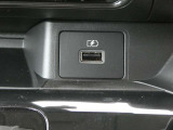USBソケット 走行中にスマートフォンやタブレット端末を充電することができます。
