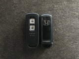 【スマートキー】持っているだけでエンジン始動や、ドアロックの開閉まで出来ちゃう賢く便利なスマートキーを装備!イモビライザーでセキュリティー対策もOK!